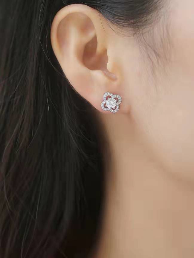 CLOVER MOISSANITE STUD EARRINGS